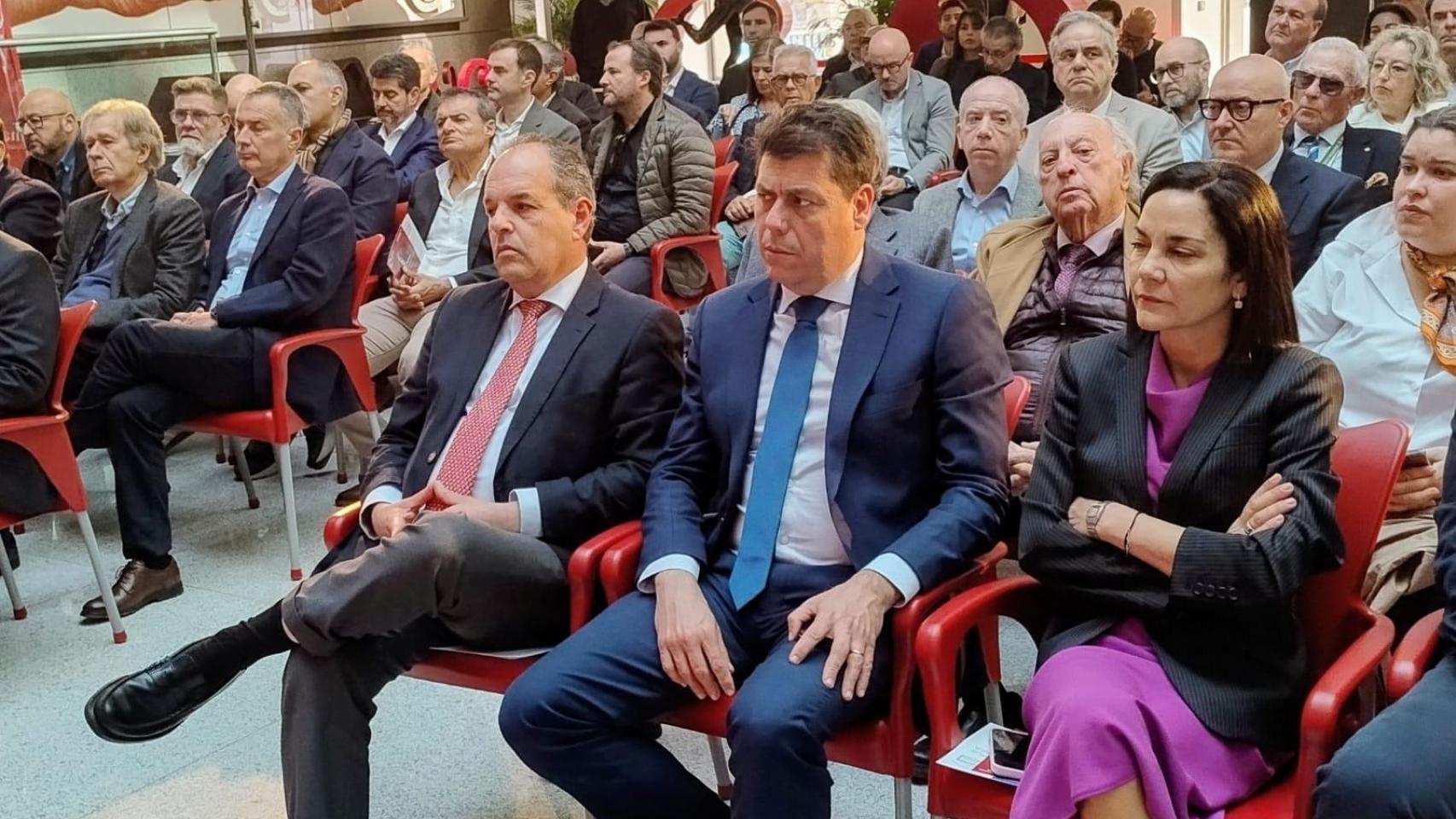 Carlos Baño, junto sl presidente de la patronal alicantina, César Quintanilla, escucha la conferencia de general de Brigada retirado, Demetrio Muñoz