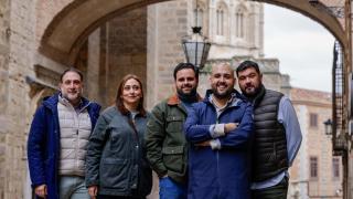 Fernando, Ana, Daniel, Rodrigo y Andrés, posan para este periódico entre el palacio arzobispal y la catedral primada de fondo. Nuestra clave es la fe, señalan.