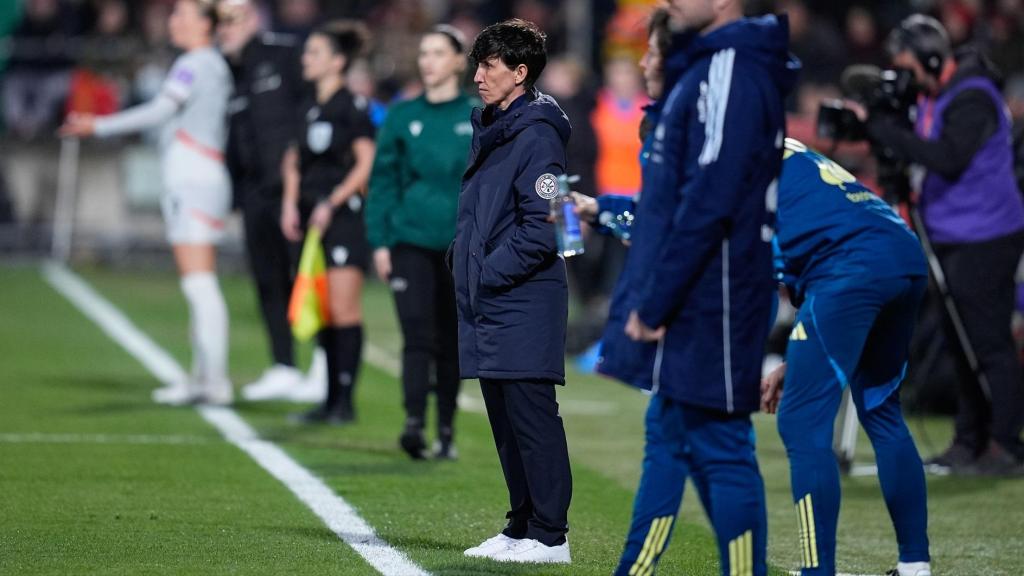 Sonia Bermúdez, seleccionadora de España, observa el partido de la fase de grupos de la Liga 1, correspondiente a la fase de clasificación europea femenina para la Copa Mundial Femenina de la FIFA 2027, el pasado 3 de marzo.