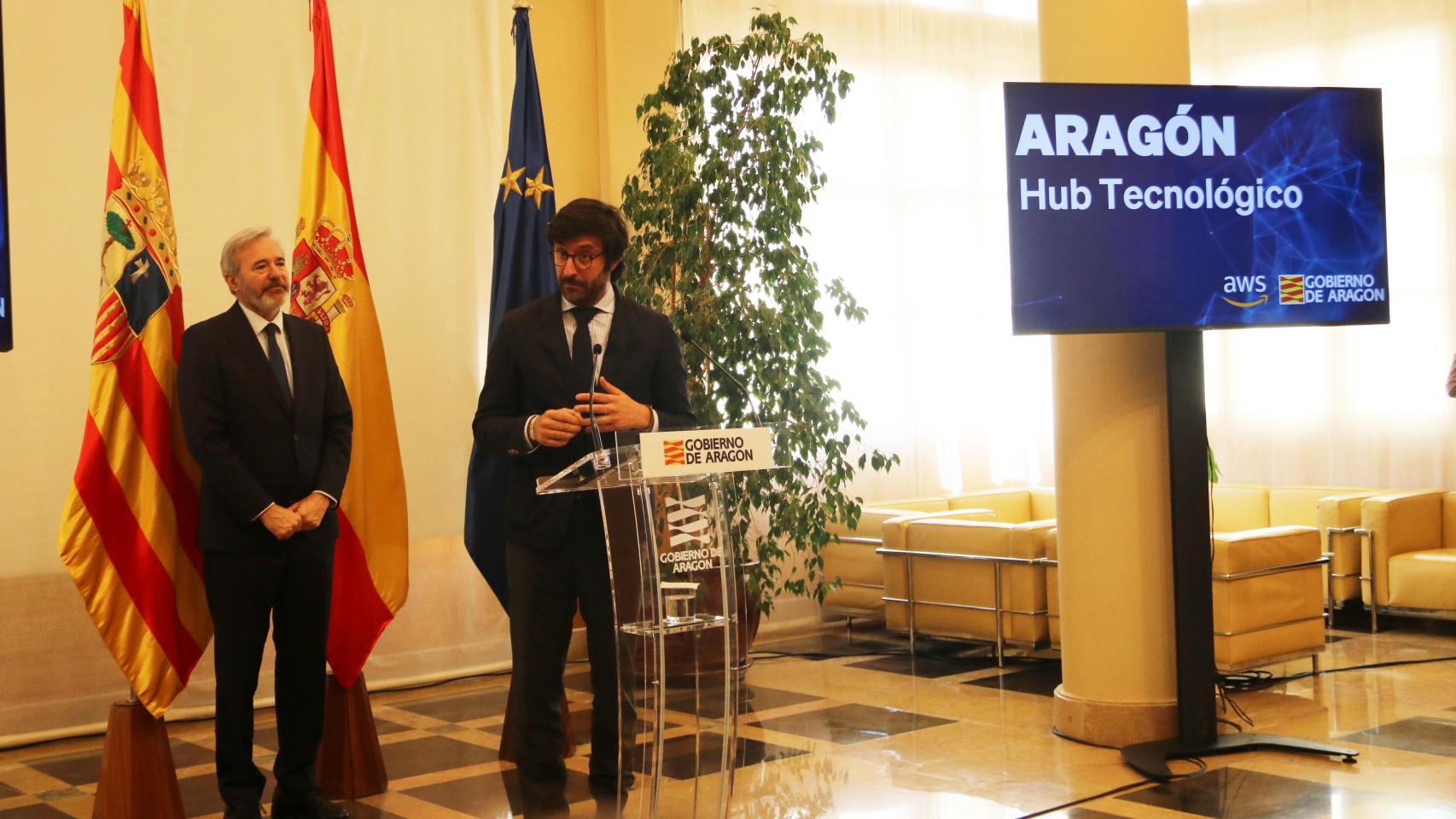 Jorge Azcón, presidente de Aragón, y David Blázquez, responsable de Relaciones Institucionales de Amazon Web Services