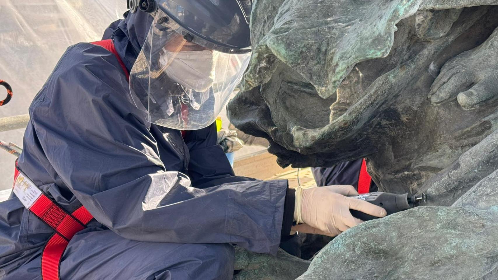 Uno de los técnicos trabajando sobre el monumento a Los Sitios de Zaragoza.