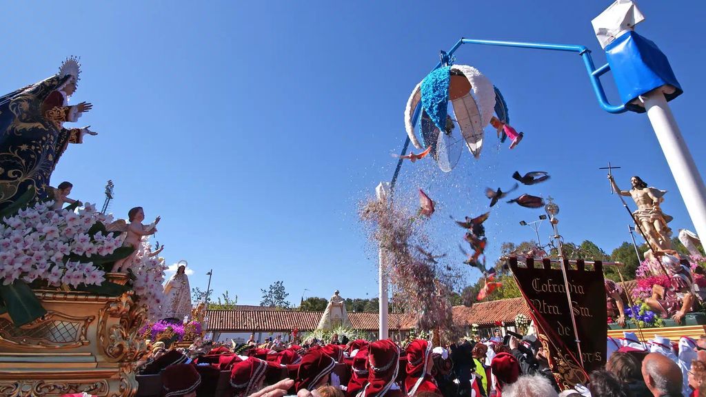 Momento de encuentro entre la Virgen Dolorosa y el Resucitado en Hellín.