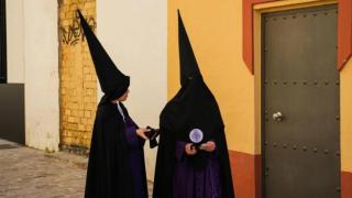 Imagen de dos nazarenos.