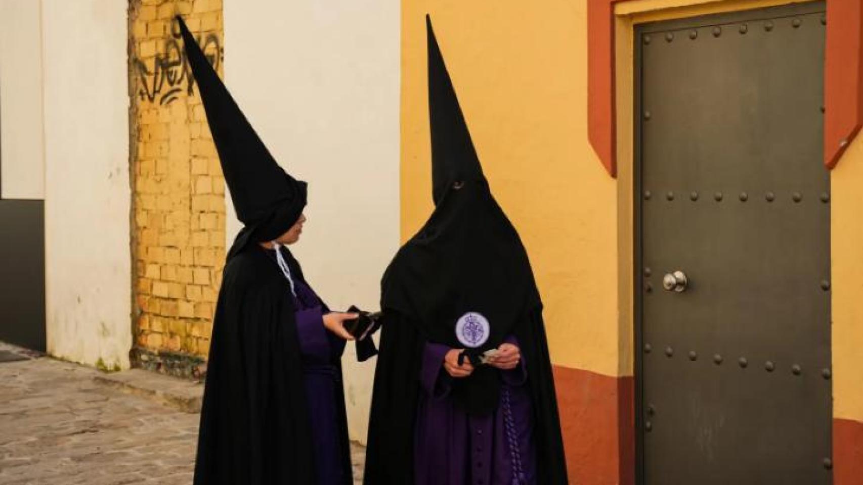 Imagen de dos nazarenos.