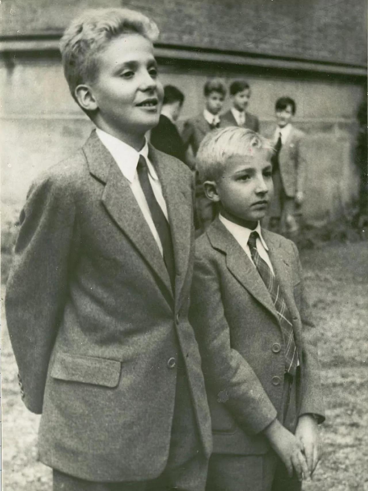 Juan Carlos de Borbón junto a su hermano pequeño, Alfonso.