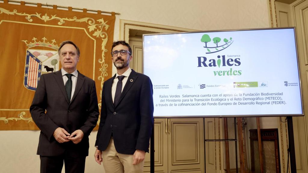 El alcalde de Salamanca, Carlos García Carbayo, y el director de la Fundación Biodiversidad, Félix Romero Cañizares, presentan el proyecto ‘Raíles Verdes’.