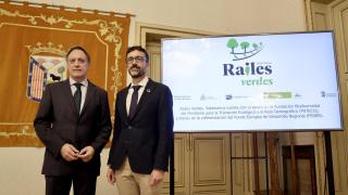 El alcalde de Salamanca, Carlos García Carbayo, y el director de la Fundación Biodiversidad, Félix Romero Cañizares, presentan el proyecto ‘Raíles Verdes’.