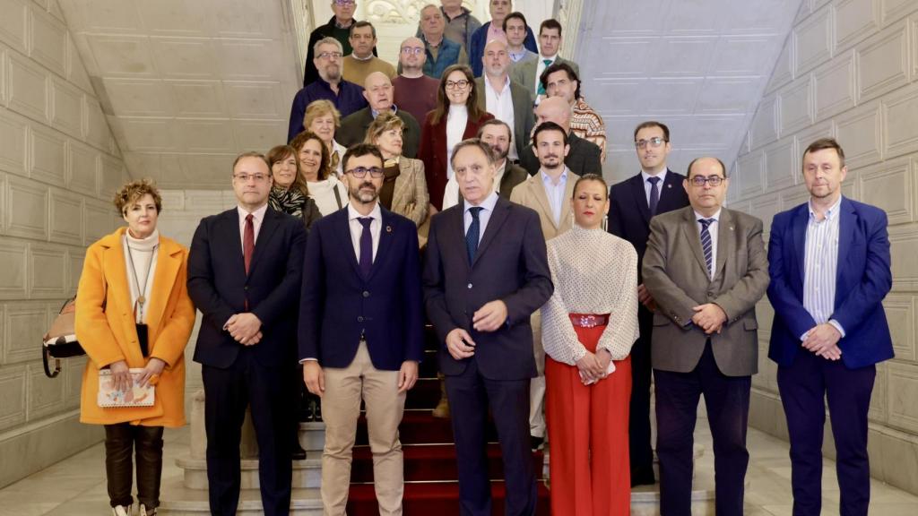 Foto de grupo en las escaleras del Ayuntamiento de Salamanca.