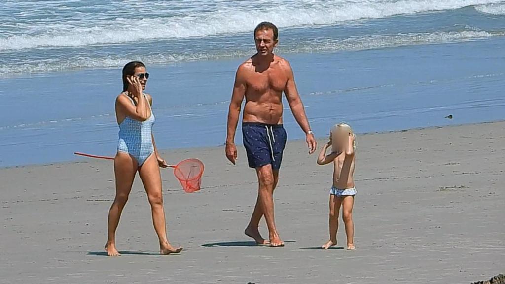 Alessandro Lequio y su mujer, María Palacios, con su hija, en la costa de Nigrán, en Pontevedra.