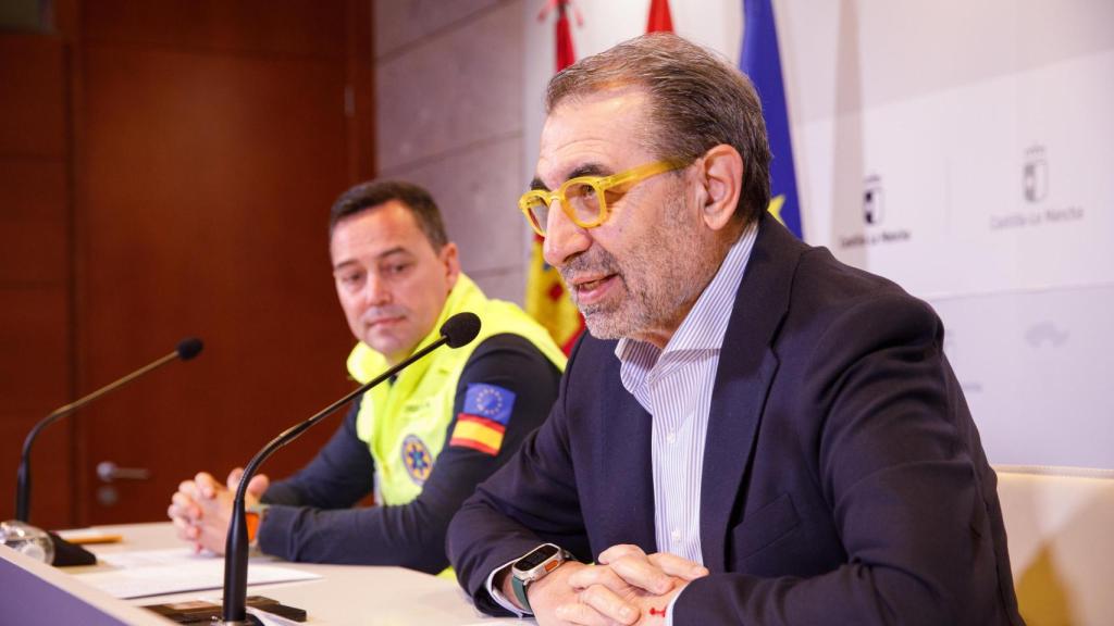 El director de la Gerencia de Urgencias, Emergencias y Transporte Sanitario, Alberto López Ballesteros, y el consejero de Sanidad de Castilla-La Mancha, Jesús Fernández Sanz.