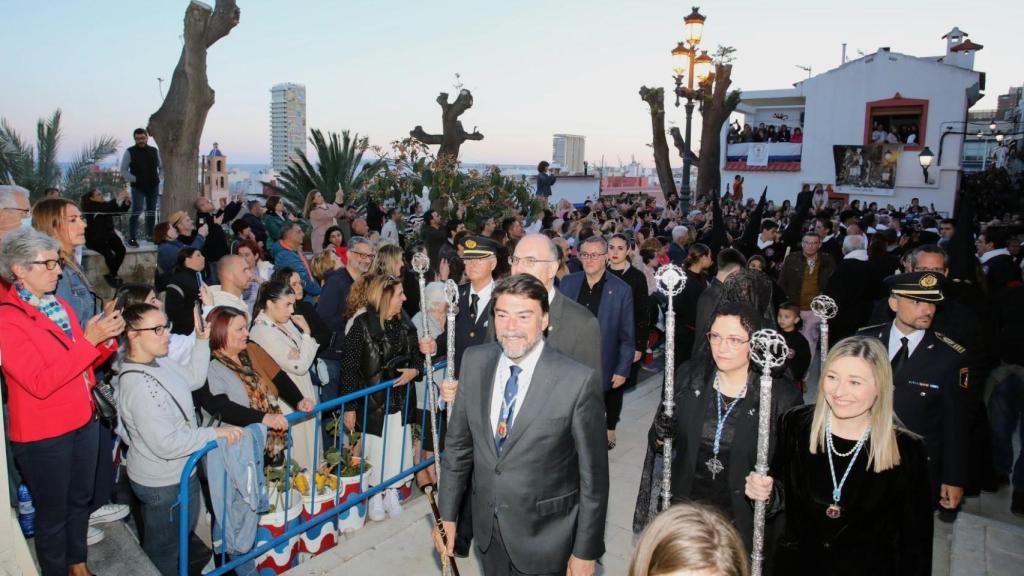 El alcalde de Alicante, Luis Barcala, en la celebración de la procesión en 2023.