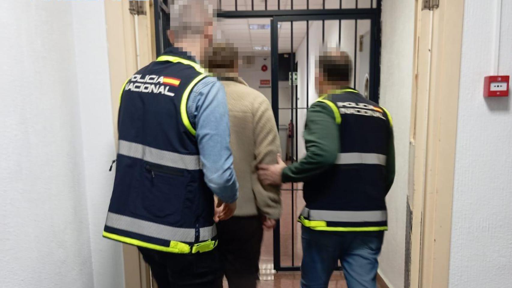 Imagen de la Policía Nacional con uno de los detenidos.
