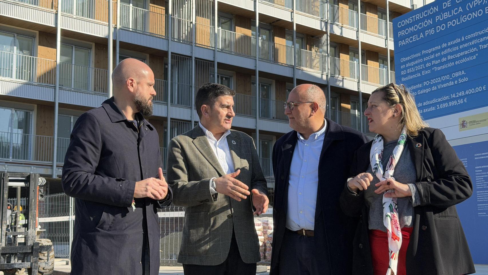 El delegado del Gobierno, Pedro Losada, y el subdelegado en Pontevedra, Abel Losada, junto a miembros de la corporación local