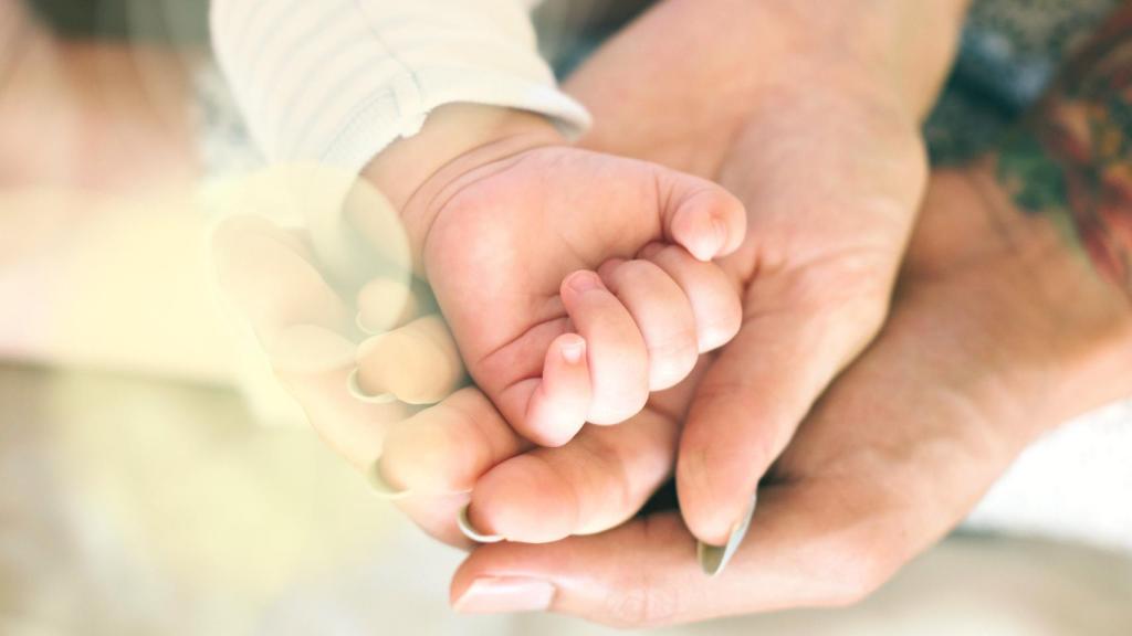 La mano de un bebé.
