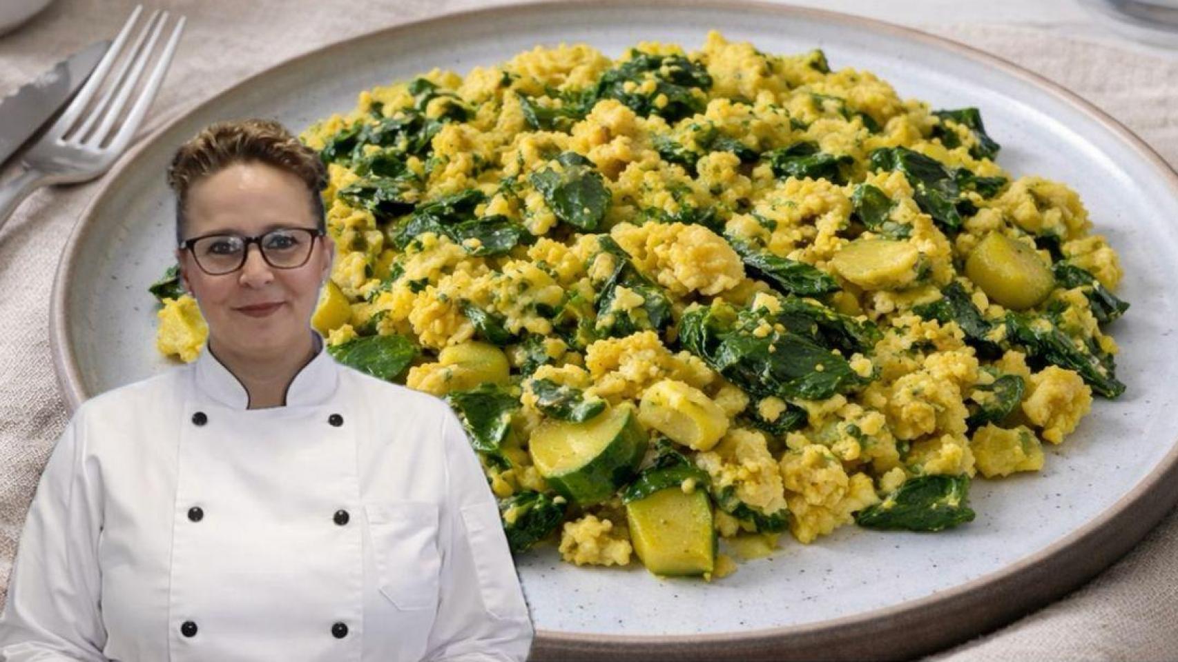 Isabel junto a unos huevos revueltos.