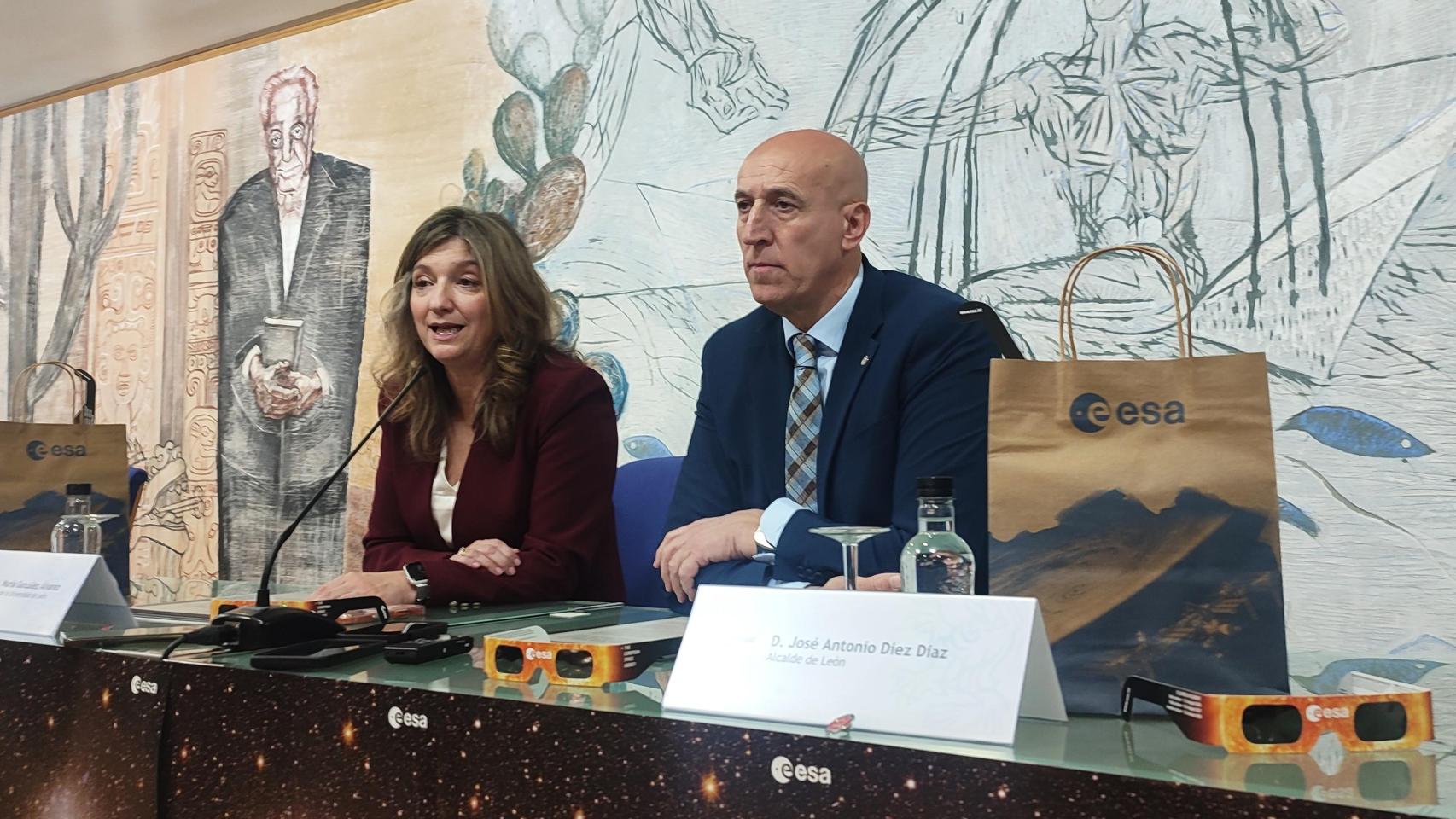 La rectora Nuria González y del alcalde José Antonio Diez durante la presentación.
