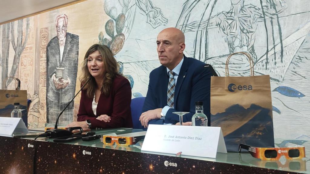 La rectora Nuria González y del alcalde José Antonio Diez durante la presentación.