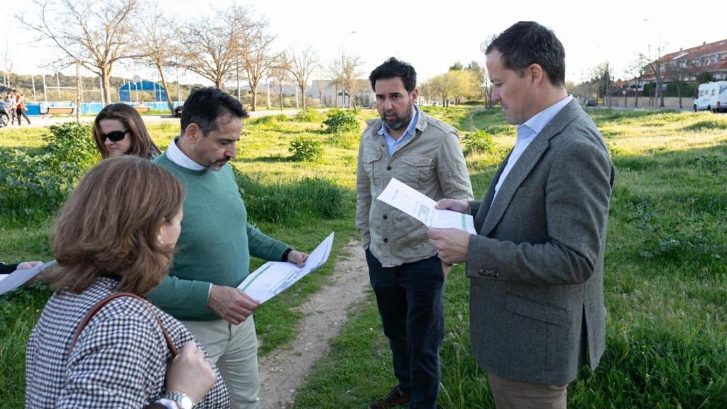 El alcalde de Toledo y la concejala de Obras, junto a personal del Grupo Raga, concesionaria de parques y jardines, han visitado la zona ubicada en la última mediana de la avenida del Madroño.