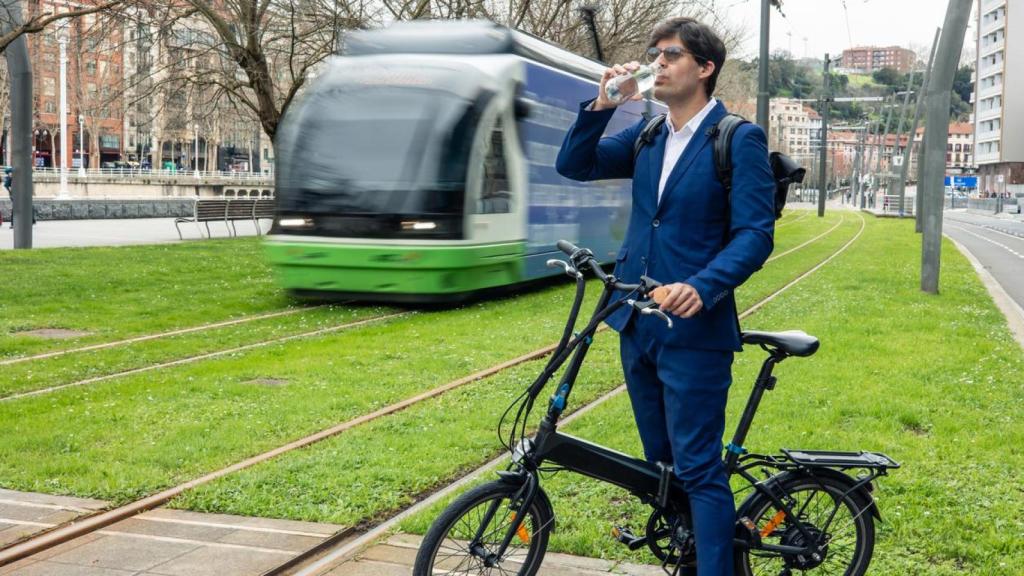 Hombre con una bicicleta eléctrica.