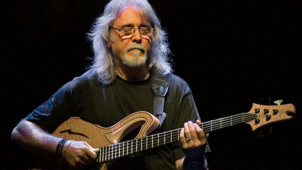 El bajista Carles Benavent en una imagen promocional.