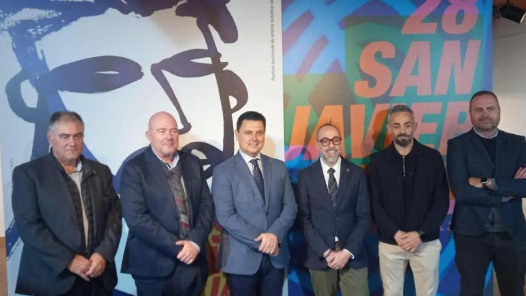 El alcalde de San Javier, José Miguel Luengo, este miércoles, en una foto de familia, durante la presentación de los primeros artistas confirmados al festival.