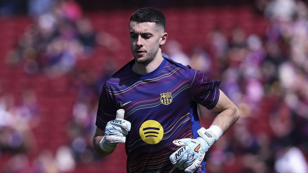 Joan García realiza los ejercicios de calentamiento en el partido liguero ante el Rayo Vallecano