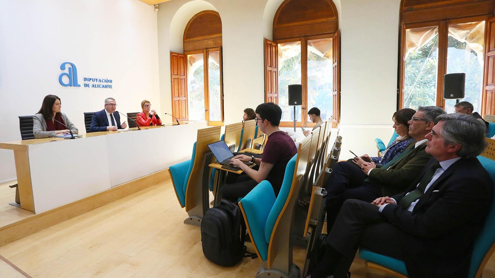 La presentación este miércoles del Plan +Cerca en la Diputación de Alicante.