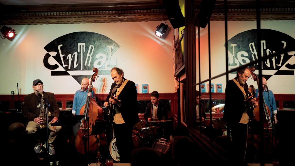 Joanquín Chacón and Bobby Martínez during a concert at Café Central in Madrid.