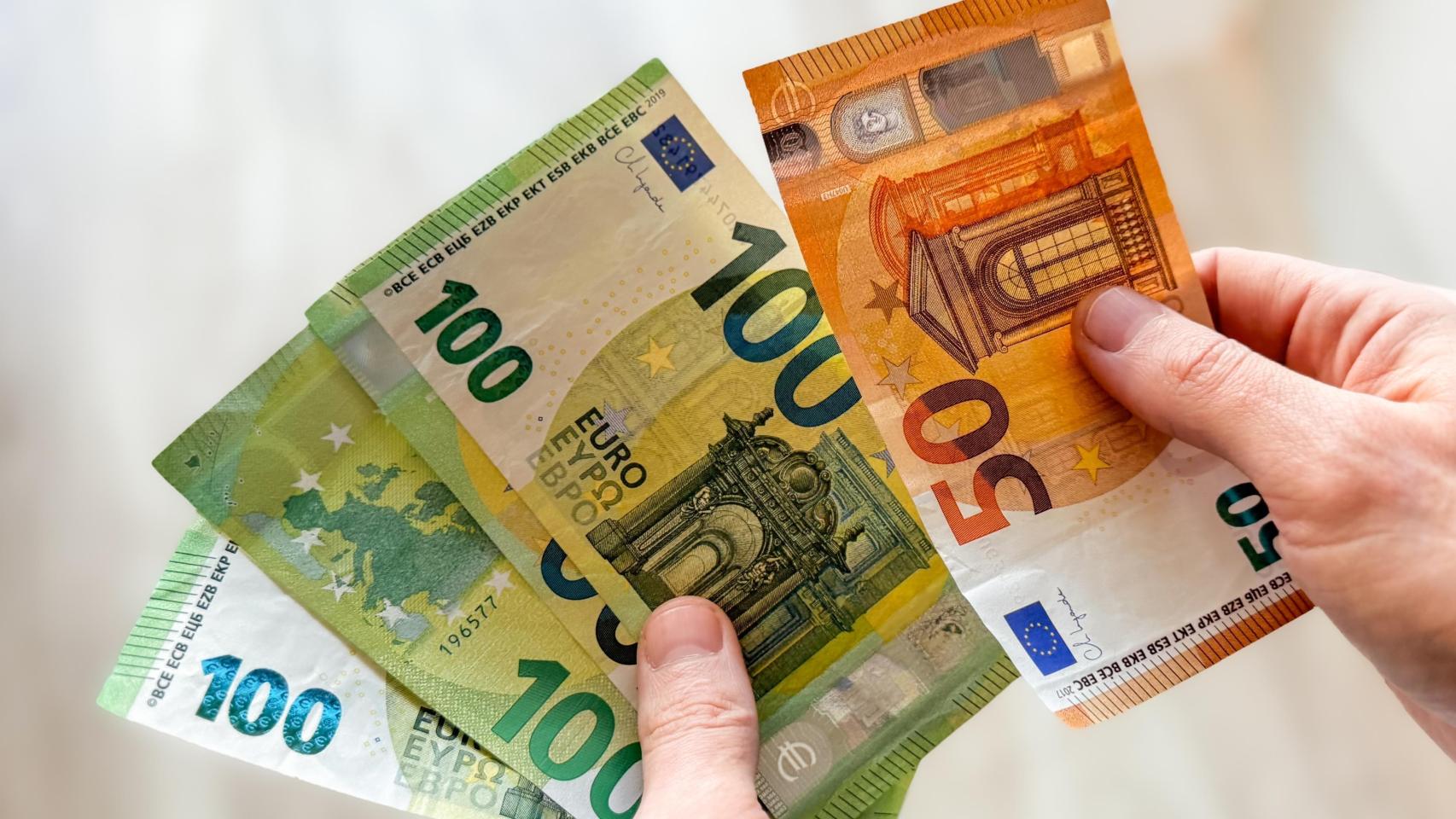 Una persona cuenta varios billetes