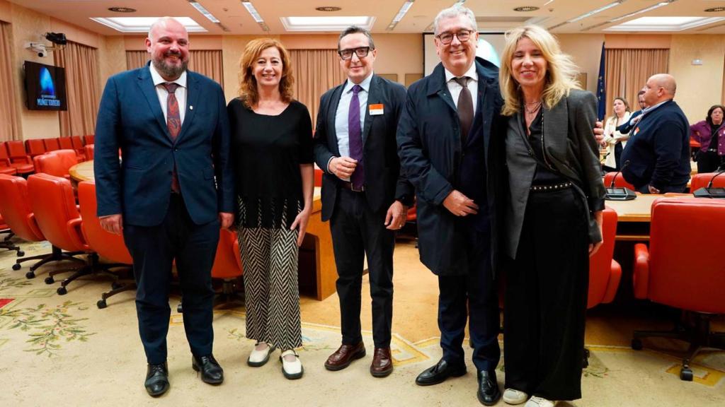 La delegación de la USAL junto a la presidenta del Congreso, Francina Armengol.