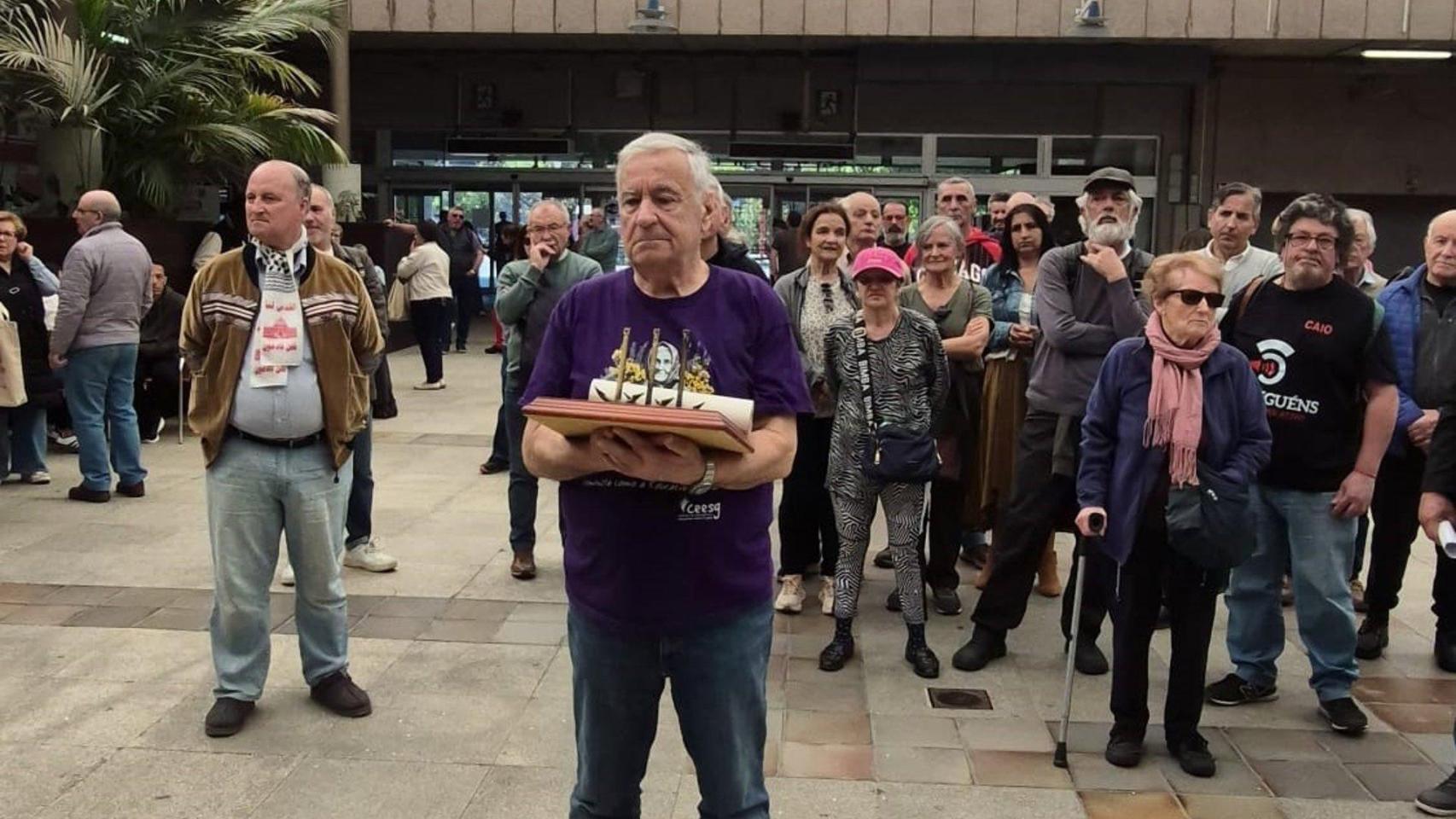 El activista Antón Bouzas, en la lonja del Concello de Vigo
