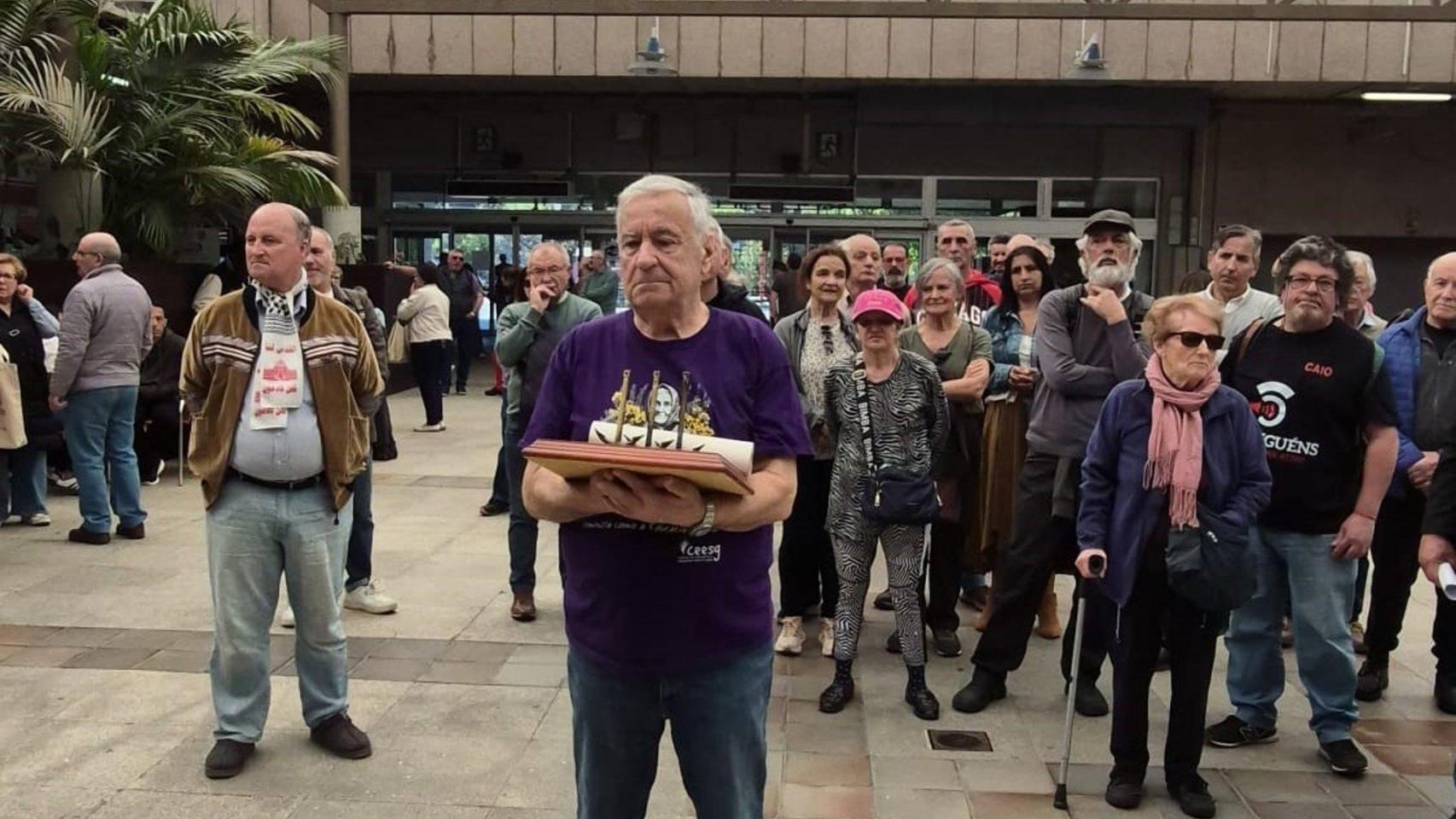 El activista Antón Bouzas, en la lonja del Concello de Vigo