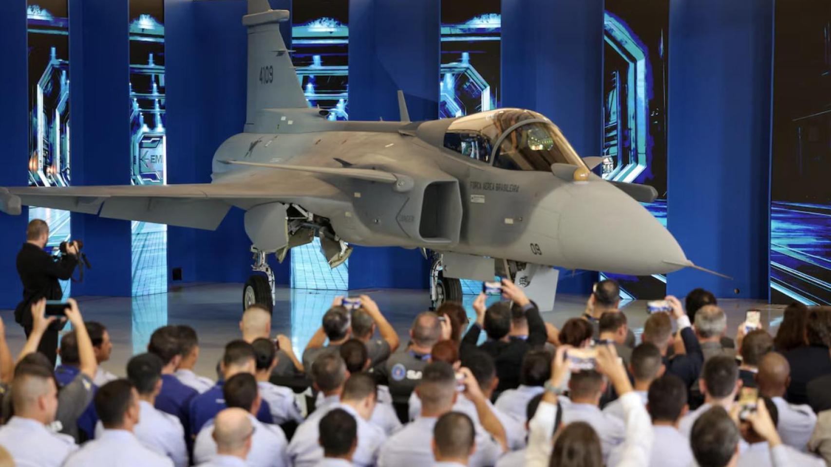 Asistentes participan en la presentación del primer caza Gripen ensamblado en Brasil por Embraer y la empresa de defensa sueca Saab.