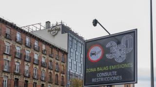 Señal digital de mensaje variable (VMS) que indica la zona de bajas emisiones en Madrid, España.