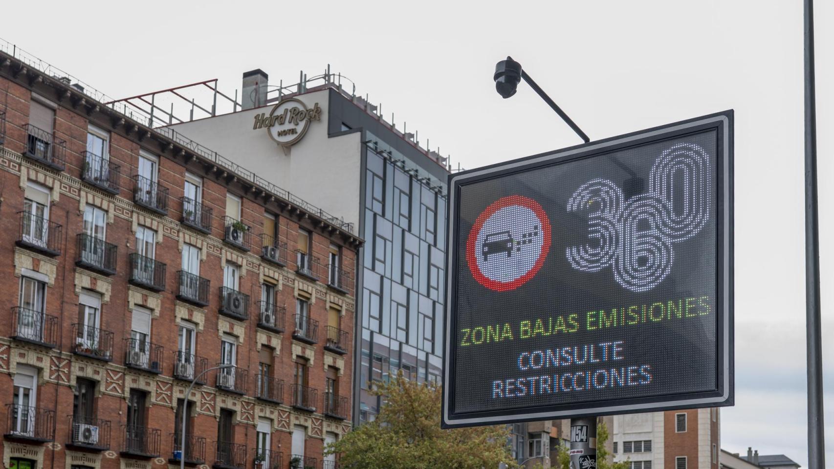 Señal digital de mensaje variable (VMS) que indica la zona de bajas emisiones en Madrid, España.