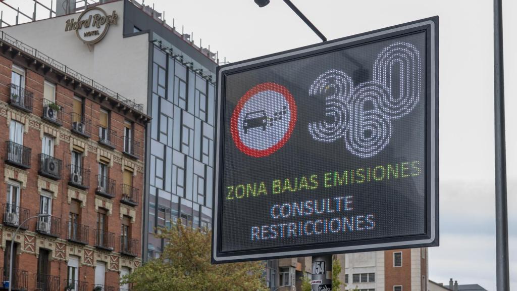Señal digital de mensaje variable (VMS) que indica la zona de bajas emisiones en Madrid, España.
