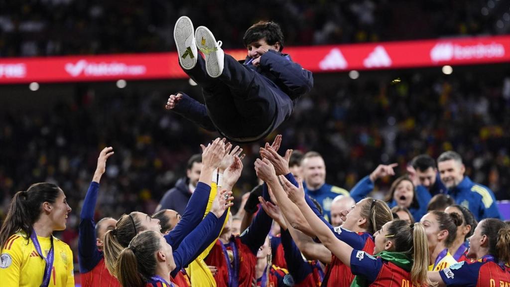 Sonia Bermúdez, seleccionadora de España, es alzada por sus jugadoras tras la victoria en el partido de vuelta de la final de la Liga de Naciones Femenina de la UEFA 2025 entre España y Alemania, disputado en el estadio Riyadh Air Metropolitano el 2 de diciembre de 2025 en Madrid.