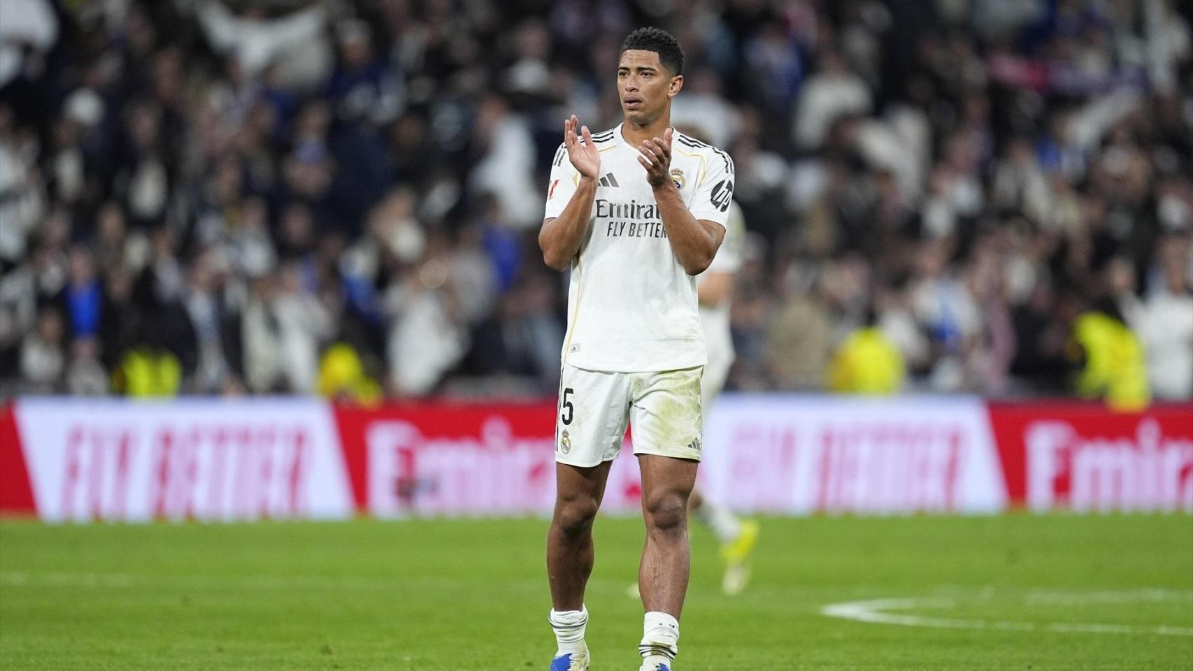 Bellingham aplaude a la afición del Real Madrid.