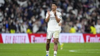Bellingham aplaude a la afición del Real Madrid.