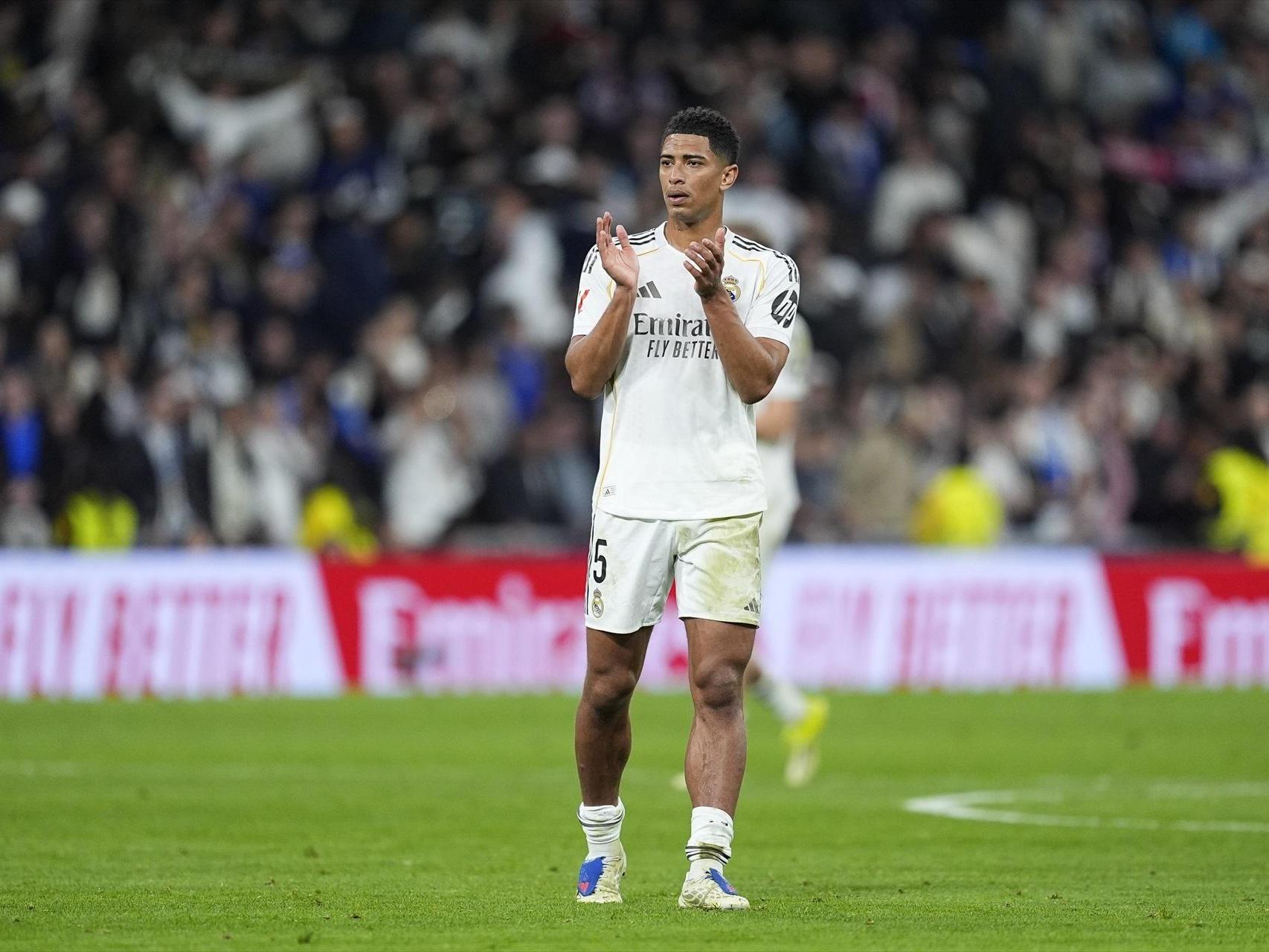 Bellingham aplaude a la afición del Real Madrid.