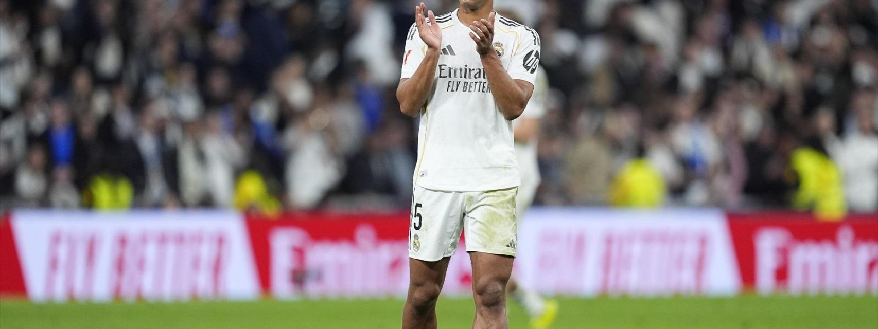 Bellingham aplaude a la afición del Real Madrid.