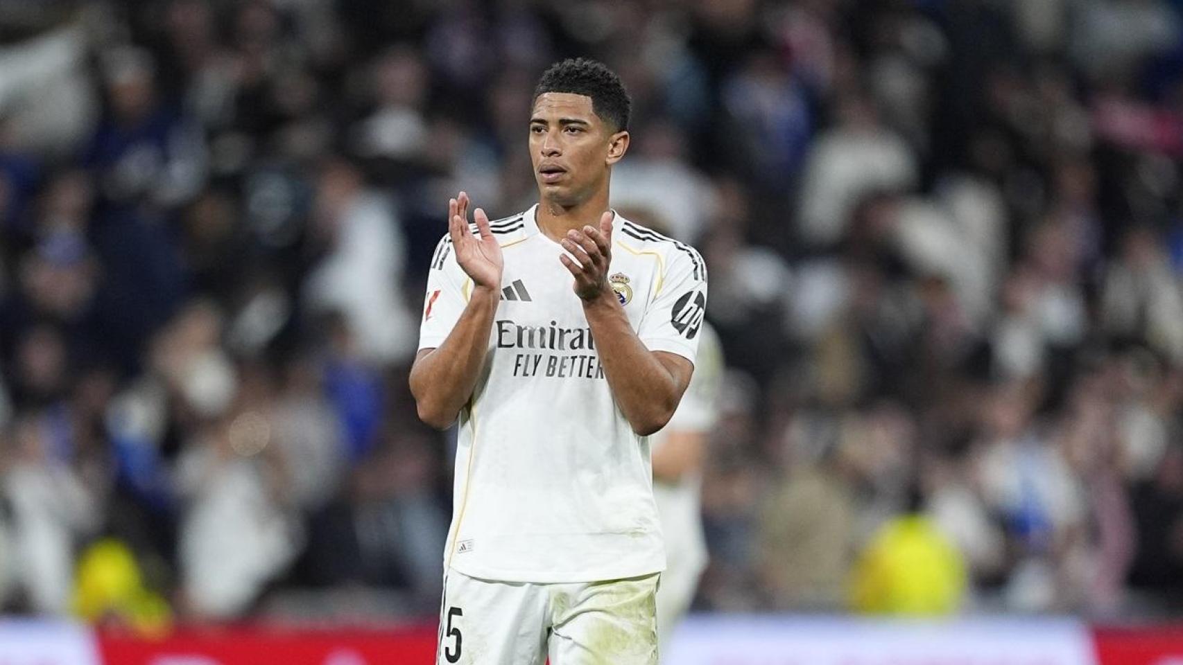 Bellingham aplaude a la afición del Real Madrid.