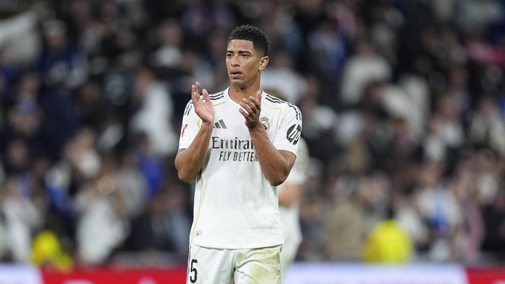Bellingham aplaude a la afición del Real Madrid.