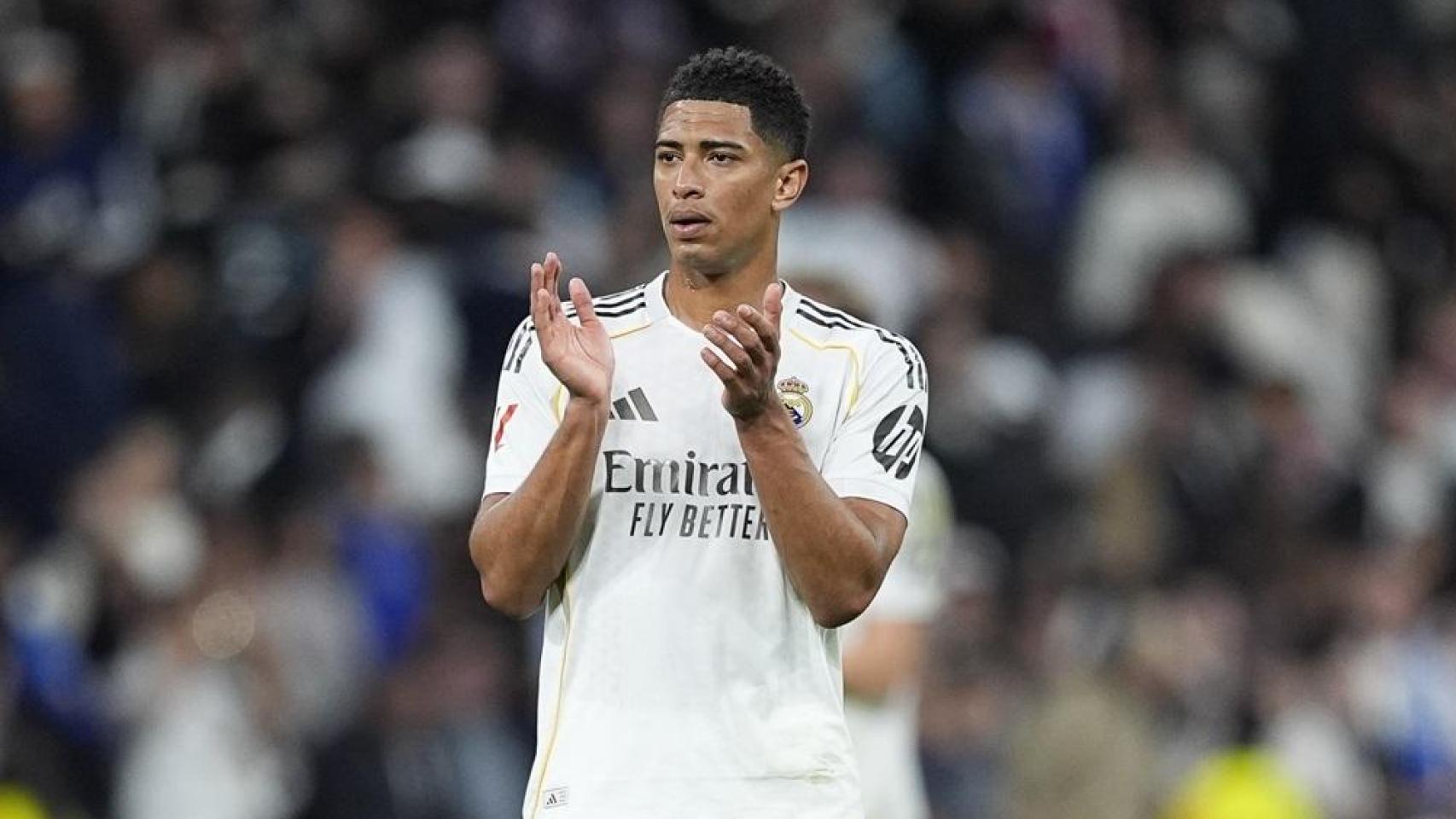 Bellingham aplaude a la afición del Real Madrid.