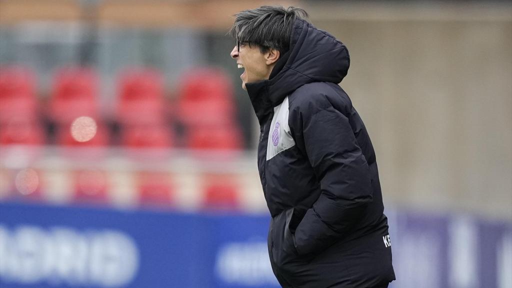 Sara Monforte, entrenadora del RCD Espanyol, reacciona durante el partido de la Liga F femenina española entre el Atlético de Madrid y el RCD Espanyol en el estadio Centro Deportivo Wanda Alcalá de Henares el 16 de marzo de 2025, en Alcalá de Henares, Madrid.