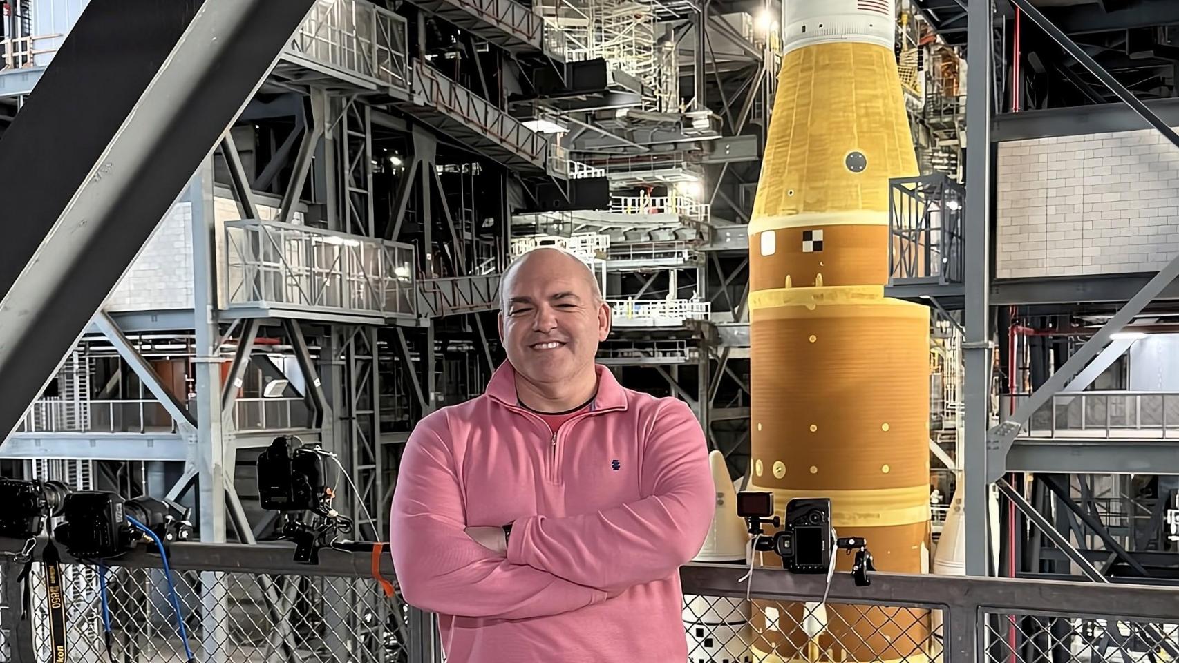 Carlos García-Galán frente al cohete SLS