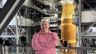 Carlos García-Galán frente al cohete SLS