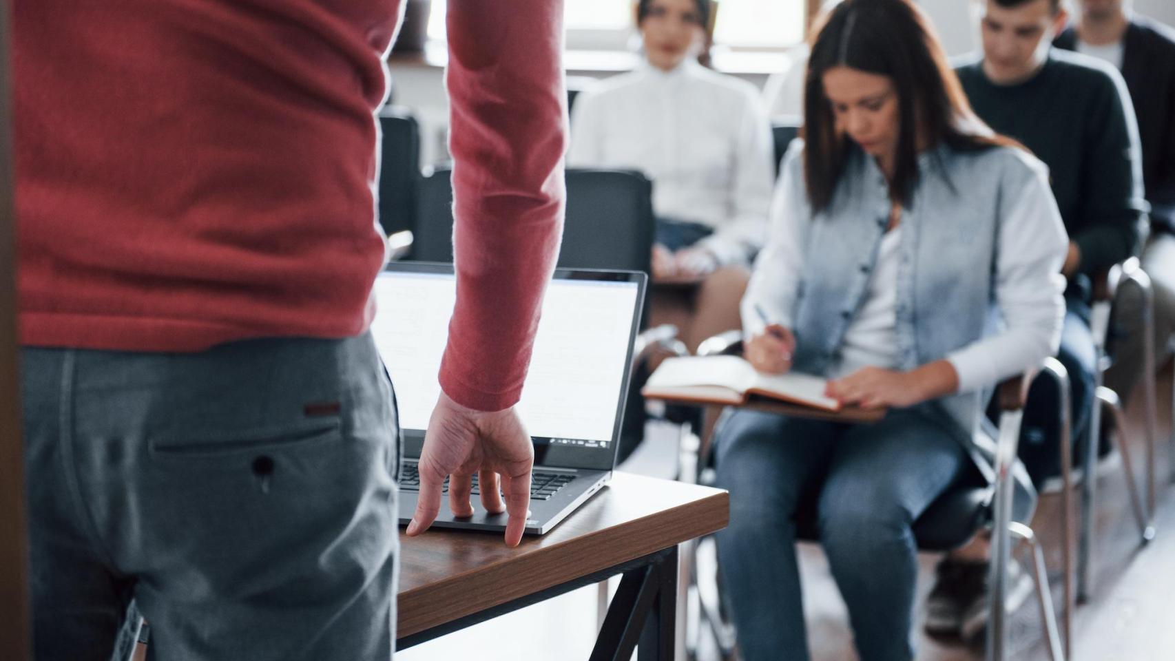La irrupción de la IA en el aula obliga a replantear el rol del profesor y del estudiante.
