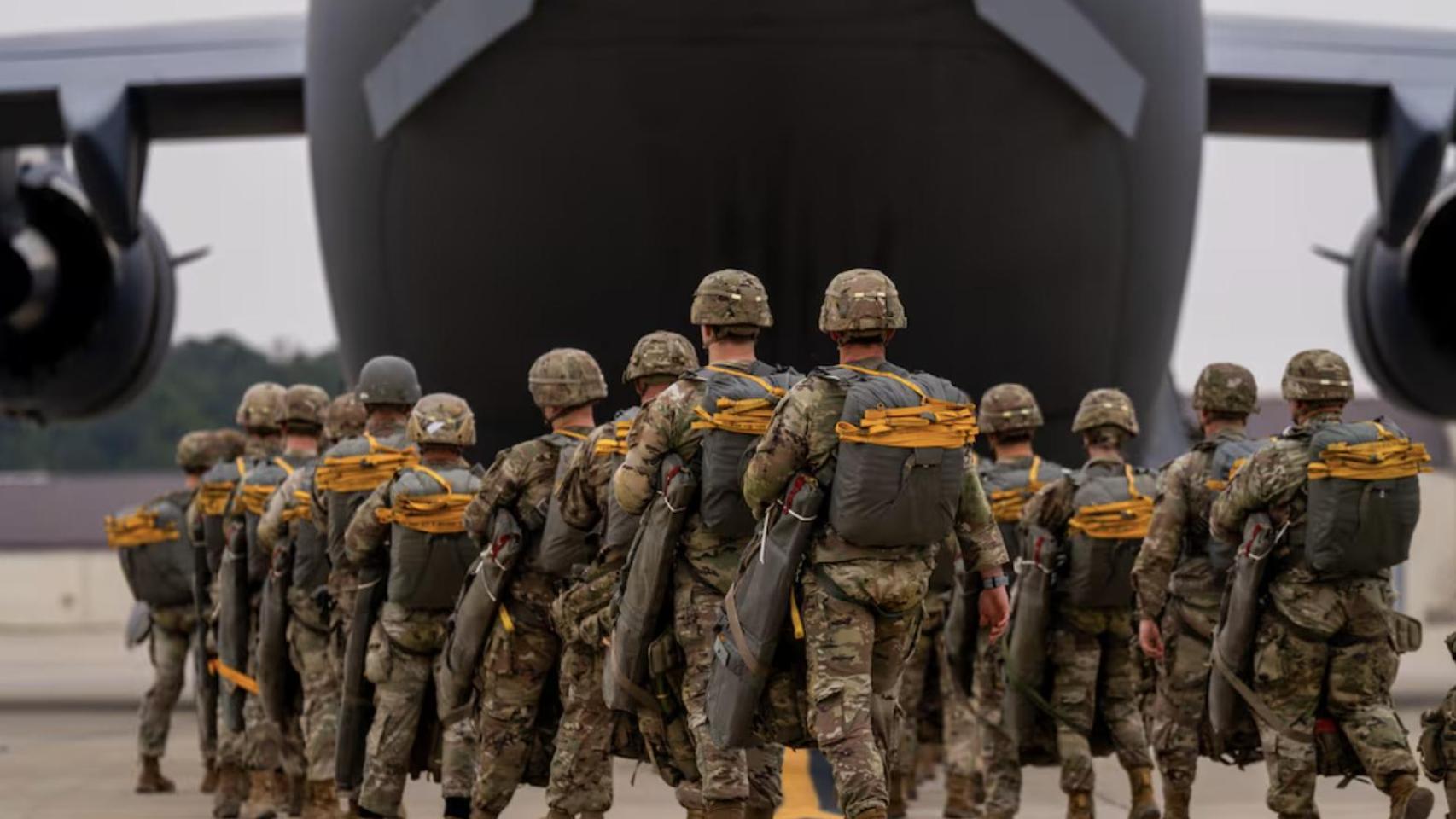 Paracaidistas asignados a la 82.ª División Aerotransportada se dirigen hacia un C-17 antes de una operación aerotransportada en Fort Bragg, en 2025.
