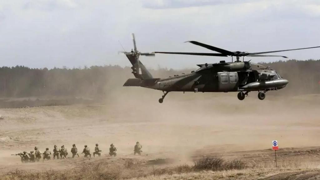 Despliegue de miembros de la 82ª División Aerotransportada estadounidense sobre el terreno -